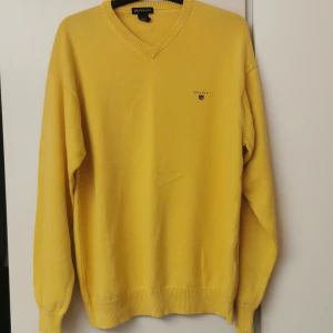 GANT Tröja - En gul GANT tröja i storleken L. Köptes för ungefär ett år sedan och har inte varit använd sedan dess. Storleken är lite större än en vanlig L. 