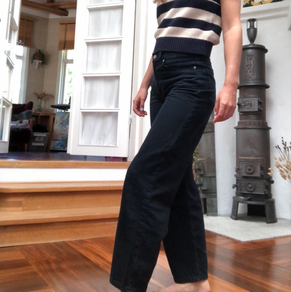 Black denim from Levi’s with high waist and baggy leg. The legs are a bit cropped. Good condition but the black is a little bit washed. The size says 24 but is in reality a size 26-27.. Jeans & Byxor.