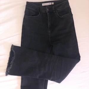 Subdued storlek 25 - Har ändast använt fåtal gånger. Jag är väldigt lång och då blir de här jeansen ganska korta för mig, skulle rekommendera de hör jeansen till de som är 170 cm eller nedåt.