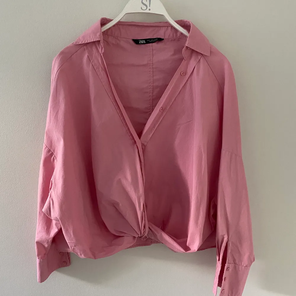Rosa croppad skjorta från Zara med knytdetalj och knappar, aldrig använd. Hör av dig för fler bilder . Toppar.