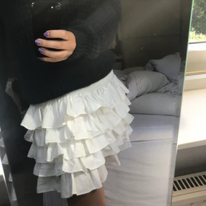 Jätte fin kjol från Hm - Så fin kjol, men den kommer tyvärr inte till andvändnimg längre. Som ny då jag knappt andvändt den💕💕 storlek Xs men är töjbar så skulle säga att det passar mellan xs-m