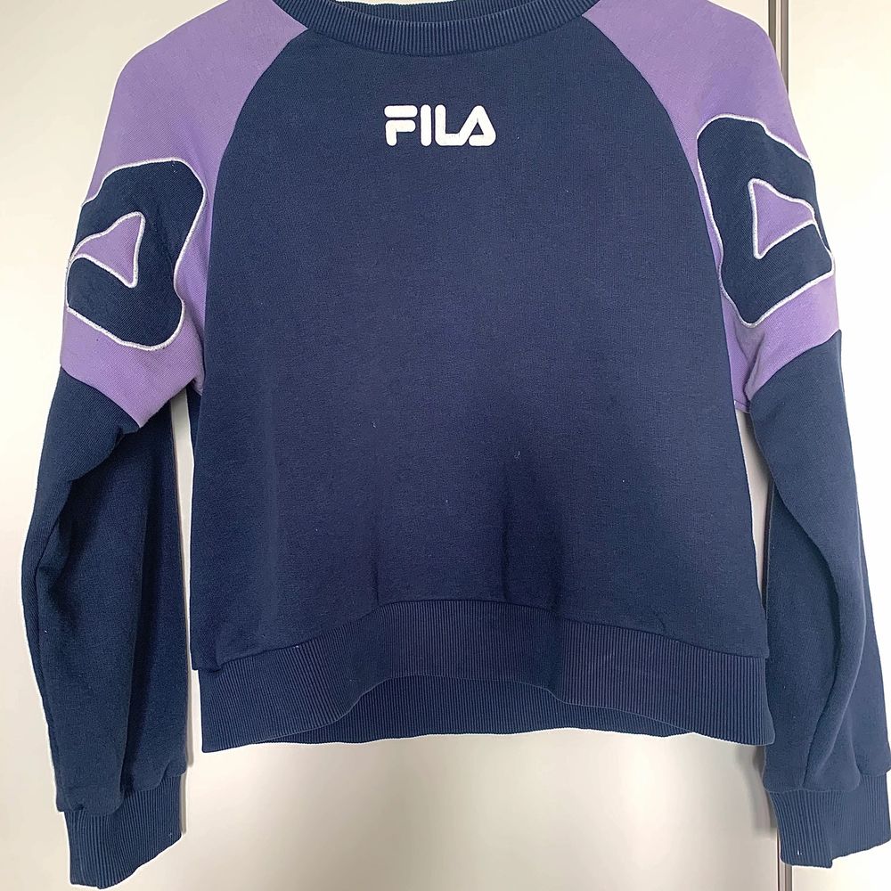 Säljer denna jättesnygga vintage fila sweatshirten. Skicket är som nytt! Buda i kommentarerna💕💕. Huvtröjor & Träningströjor.