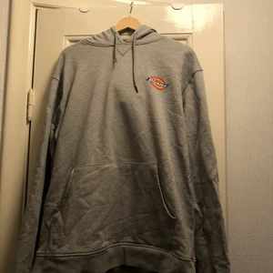 DICKIESHODDIE - Grå hoddie från märket Dickies. Köpt second hand men ej blivit använd av mig. Kan mötas upp/alternativt köpare står för frakt.