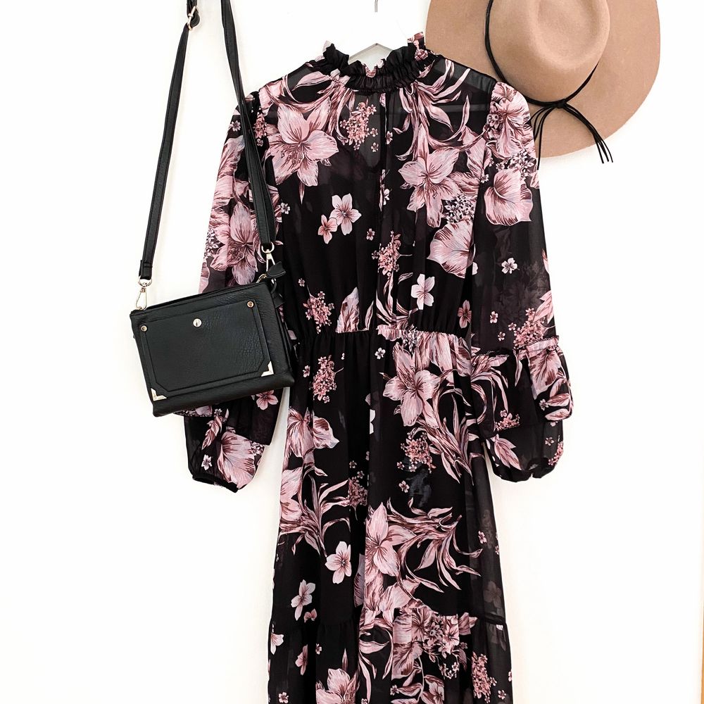 Lovely flower dress, looks amazing with black boots! It comes with a little black dress to put on underneath( picture 3). Klänningar.