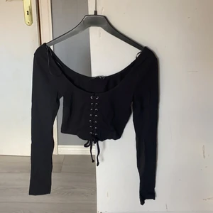 Topp med snörning  - Säljer denna läckra topp med snörning i fram, som köptes från bikbok. Den har aldrig använts, och har bara testats.