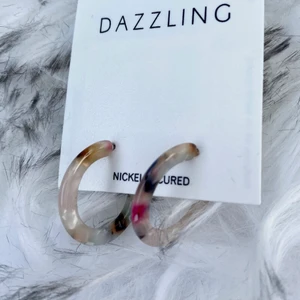 Snygga örhängen  - Sjukt snygga örhängen med coolt mönster! Helt nya, nypris var 70kr. 🤍💗🧡