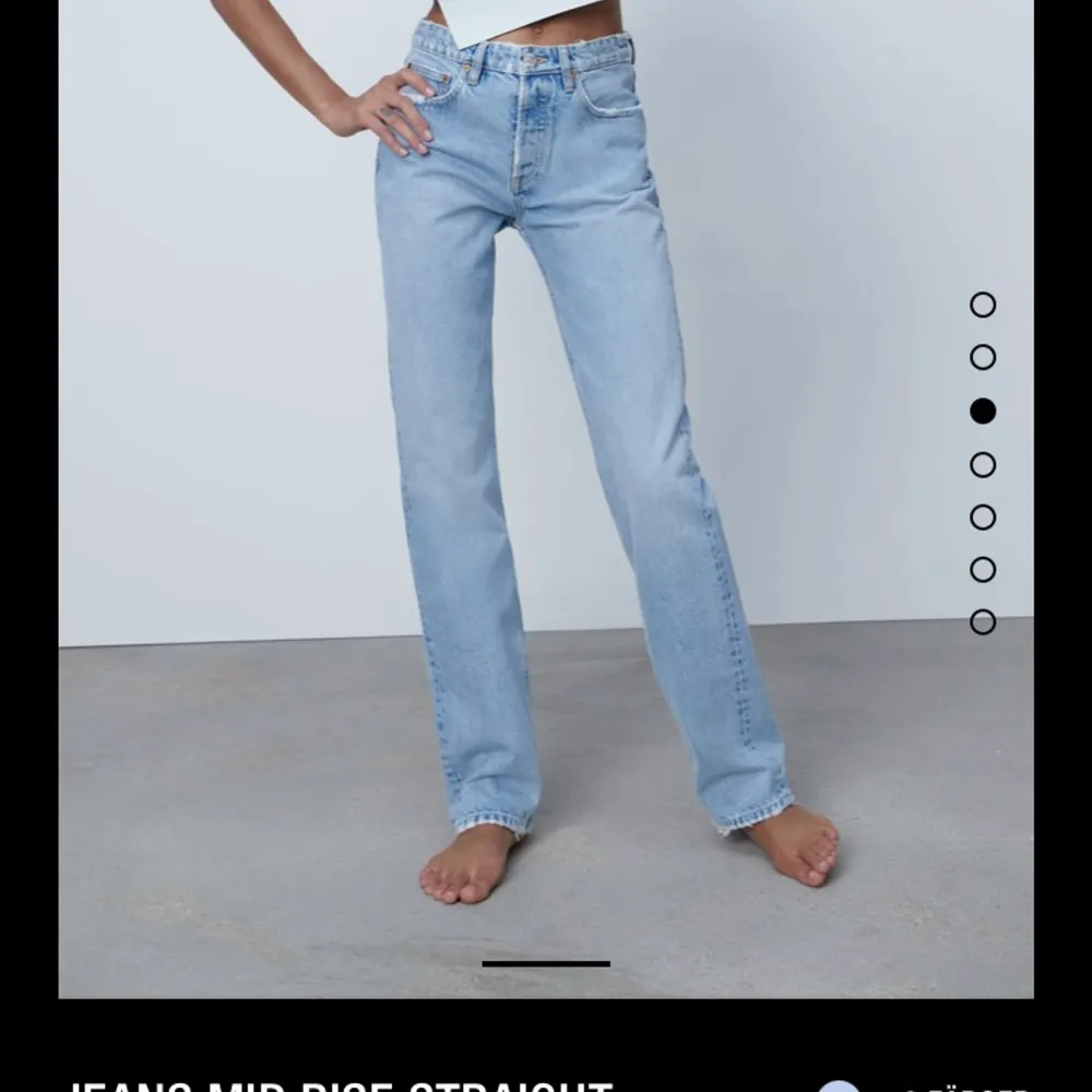 INTRESSEKOLL!! på mina mid rise jeans från ZARA. Aldrig använda och slutsålda på hemsidan. Buda från 150kr 💘⚡️ ❗️KÖP DIREKT FÖR 550kr❗️. Jeans & Byxor.
