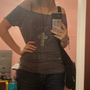 ball topp från veromoda - sjukt ball topp från veromoda. Storlek S men passar upp till L skulle jag säga. Bra skick, man kan styla denna till supermycket! Köparen står för frakt! Kontakta om du är intresserad eller har övriga frågor! Besvarar jättegärna på dem :)