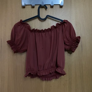 Topp - Super fin topp som går och ha off shoulder 