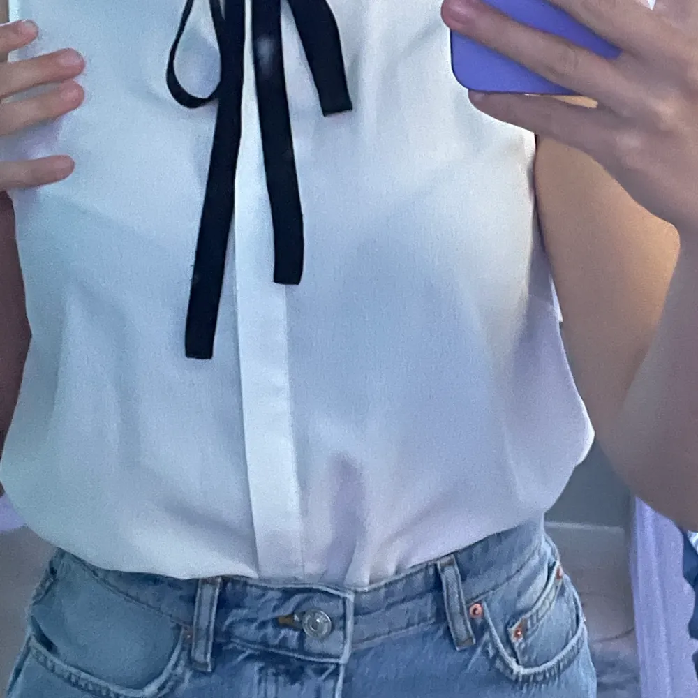 Lång skjorta/blus som inte faller mig i smaken. Stor. Genomskinlig vit skjorta/blus. Frakten tillkommer. Puserot.