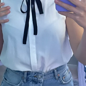 Skjorta/blus - Lång skjorta/blus som inte faller mig i smaken. Stor. Genomskinlig vit skjorta/blus. Frakten tillkommer