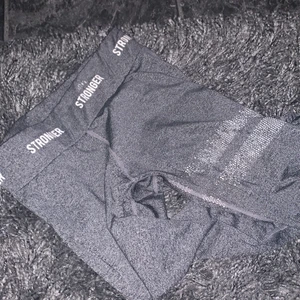 Stronger  - Stronger tajts, märket är lite försvunnet därav priset, i storlek M, super fina