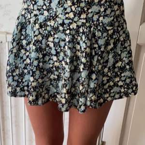 Jättefin kjol köpt förra sommaren på Zara, kjolen har shorts på insidan men de syns inte utifrån. Den har även en dragkedja🙈🙈 Skriv för fler bilder💓💓