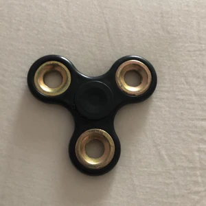 Fidget Spinner - Den är svart och har gulligt ringar inuti. Den snörar också jätte jättebra och den ger ett ljud som är skönt att lyssna på. Frakten är 15 kr. 😊😊😊❤️❤️❤️