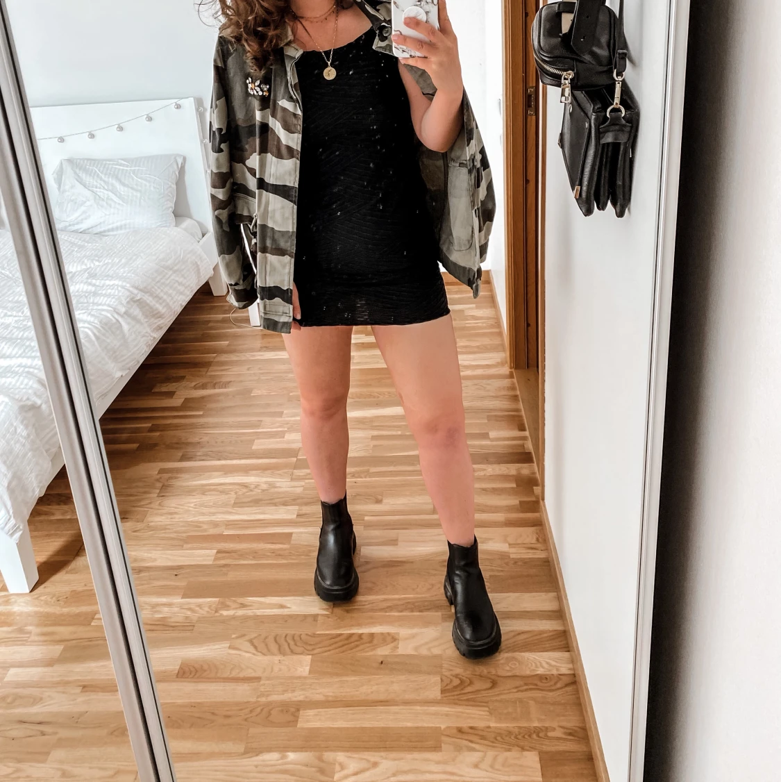 Armyjacka i grön kamo med blommor