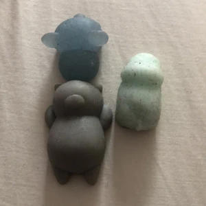 Mochi - Det är 3 stycken en grå som är en björn, en grå som är en koala och en blå som ser ut som en flodhäst. Den är sköna att hålla på med och när de kommer är de rena och mjuka. Frakten är 15 kr. 😊😊😊❤️❤️❤️