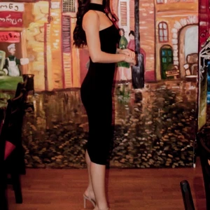 svart klänning  - Svart klänning, som sitter tight och fint.