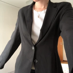 Svart kavaj/blazer - Tunn svart kavaj från Ril’s. Storlek S, är för kort i ärmarna och tajt på mig och jag är en S/M men jag föredrar oversized kavajer. Tror den passar någon som är XS/S. Sista bilden visar lite fläckar, men de syns inte mkt irl. Skickar gärna fler bilder😄