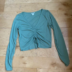 crop top med ryschad detalj framtill st S  - Crop topp V-ringning , Långa ärmar, Justerbar rynkning fram, Kort modell, Regular passform, Normal i storleken, hämta hos mig 41464 eller jag kan skicka 