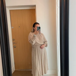 Prickig klänning från H&M  - Säljer en prickig klänning från H&M