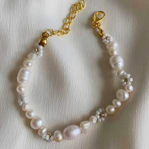 Säljer detta super fina sötvattens pärl armbandet från en tjej här på Plick och Instagram @aliceruthjewelry super fin kvalitet. Aldrig använt och är i nyskick. Men kommer tyvär inte till användning. Köparen står för frakt 🚚 