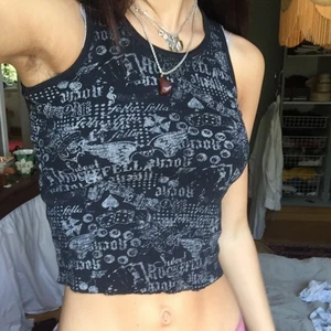 nice linne!  - fint köpt second hand i barnstorlek skulle jag tro, passar dock mig som är xs! sitter lite tight vid armhålorna men de funkar puss! Frakt p 45 tillkommer, bud är bindande så lägg inte bud om du inte kommer vilja köpa 