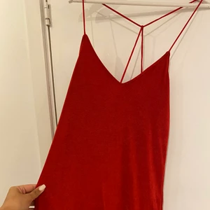 Röd klänning - Röd klänning som sitter löst. Aldrig använd
