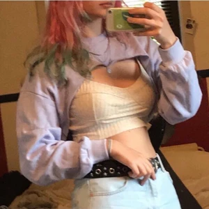 Kort hoodie - Stylish kort hoodie. Säljer för att det inte är min stil längre:( knappt använd