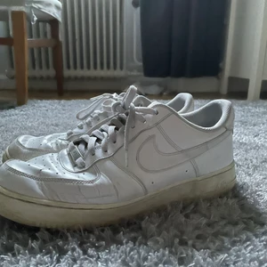Air Force 1 - OK skick, tecken på använding men funkar bra.