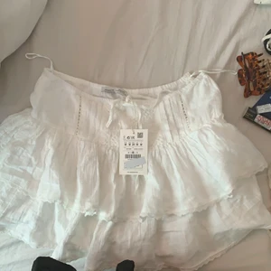 Populär kjol - Kjol från pull and bear som är slutsåld överallt!  Helt ny med prislapp kvar, säljer då det va en present men inte passar mig. Storlek M men passar super på någon med S speciellt om man är lite längre. Hör av er vid frågor☺️
