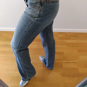 D&G jeans, ÄKTA - Superfina D&G jeans, ÄKTA, låg midja, vida ben. Storlek 28/42 men de är betydligt mindre, jag skulle säga 25 (xs), för små för mig som har 26. Alla revor originala.