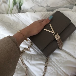 Valentino väska  - Kommer knappt till användning. Köpt i oktober 2020. Osäker om jag har kvar dustbagen men kan säkert leta fram den.