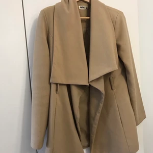 Ny vårjacka - Tillhörande bälte i samma materiel medföljer Vårjacka/höstjacka i nästan nyskick. Superfin i en fin varmbeige färg Strkl S  Köpt för cirka 1000kr Kan skickas mot frakt, fraktpriset står i nästa steg 📦  Alla betalningar sker tryggt via Swish. 🤝  Inga returer, plagget säljs i befintlig skick. ❌ 