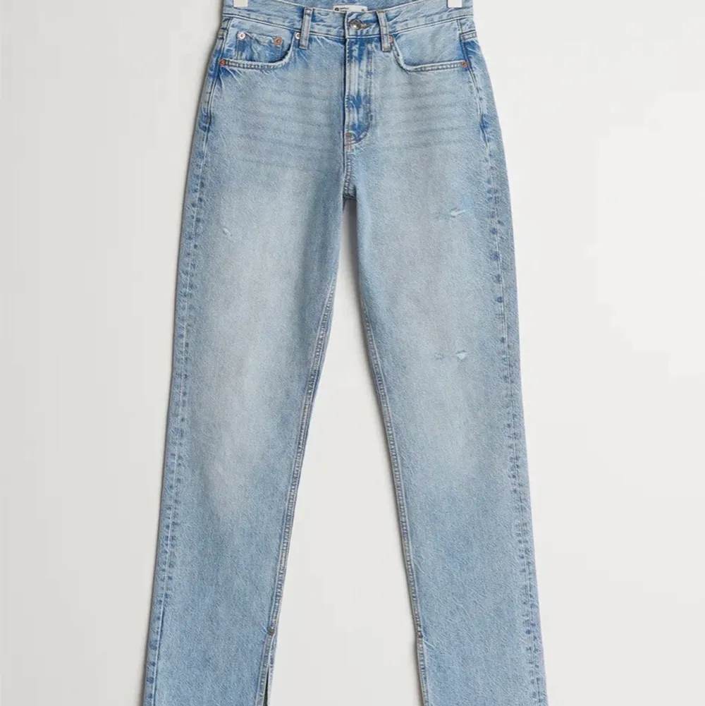 Bilderna är lånade från Ginas hemsida. Säljer ett par jeans från Gina tricot med slits (endast använda två gånger) i strl 40 men passar även 38. . Jeans & Byxor.