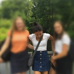 Jeanskjol - Säljer nu en av mina favoritkjolar från River Island. Perfekt passform, färg och kvalité! Använd en sommar men är i jättefint skick!! Köpte för ca 400 kr tror jag. 