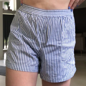 Randiga shorts - MONKI - Super bekväma shorts i bomull från MONKI! Knappt använda så är i nyskick! 