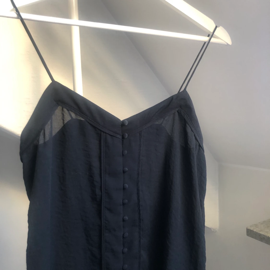 Svart linne med fina detaljer! - 90