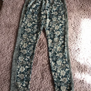 Raka byxor - Grön/blå Raka byxor från Scotch rebelle passar xs✨ jätte fina och i bra skick men är tyvärr för små💕 annat mönster på sidan, tunna och perfekta till sommaren! 