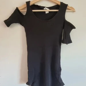 Hm size small - Off shoulder 