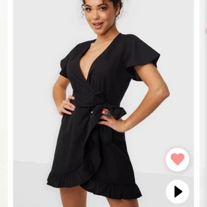 Svart Omlottklänning med snörning i midjan med prislapp - Super fin omlottklänningen med snörning i midjan och ganska djup urringning. Klänningen är från Nelly och skulle passa perfekt nu till sommaren. Den har tyvärr aldrig kommit till användning. Därför sitter prislappen fortfarande kvar. Klänningen är i storlek 34 men passar även storlek 36. Denna är köpt för 450kr och säljs för 240kr men priset går alltid att diskutera vid snabb affär.