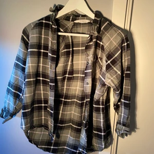 H&M kofta grön strl 140 - Säljer pågrund använder inte så mycket. Väldigt fin kofta😊