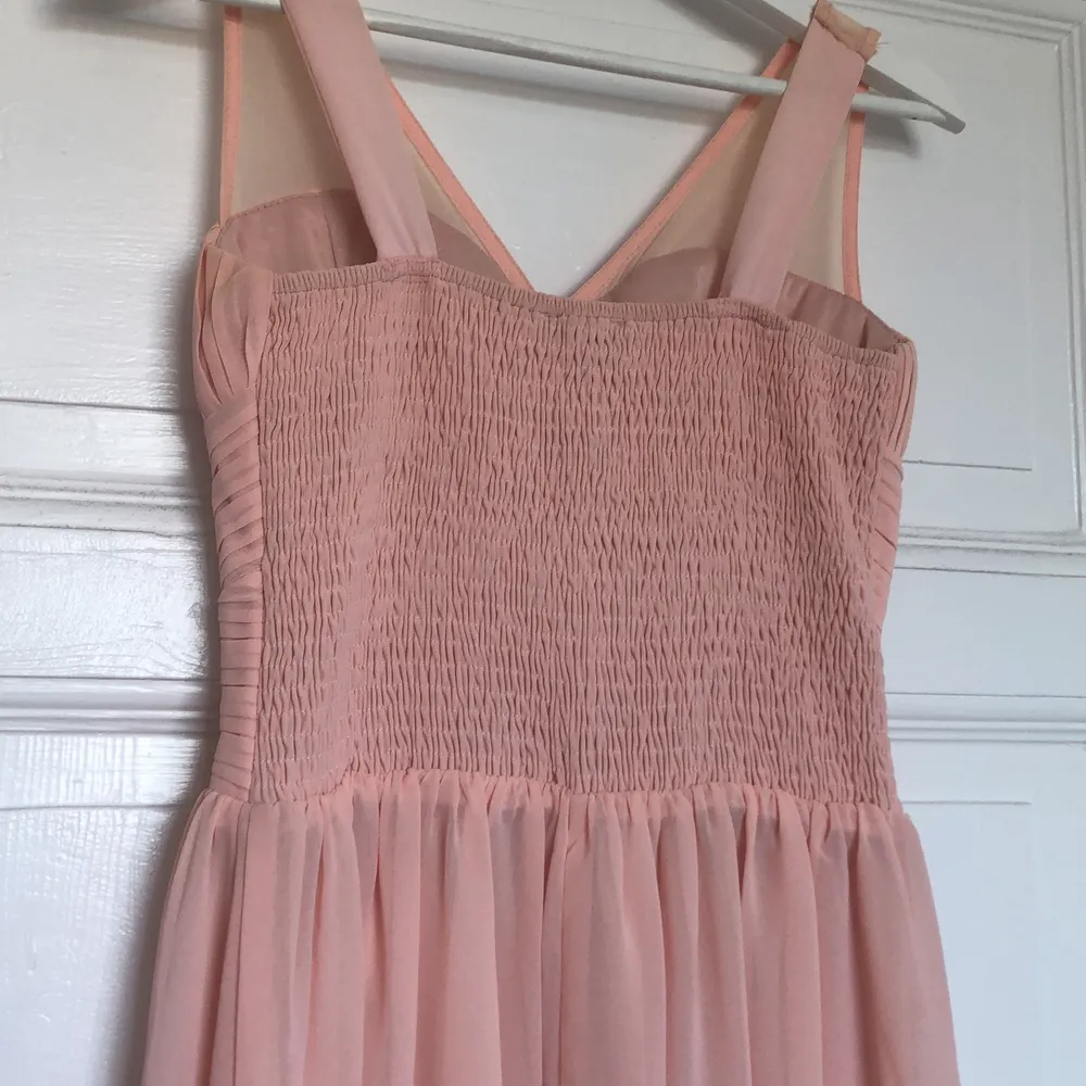 En söt rosa klänning. Använd endast en gång och i bra skick. 250kr inklusive frakt💗💗. Klänningar.