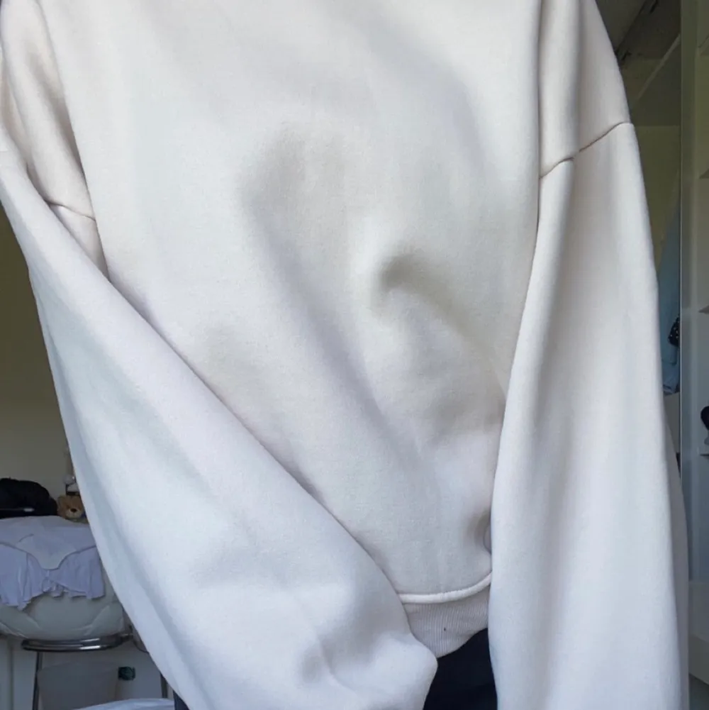 En beige oversized sweatshirt i nyskick, helt oanvänd, S men passar både XS och M. Tröjor & Koftor.