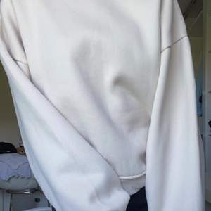 En beige oversized sweatshirt i nyskick, helt oanvänd, S men passar både XS och M