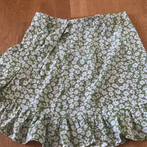 Jättefin grön kjol storlek M men är som S. Jag köpte den på Plick för 250 kr jag säljer den för att den inte passar mig.