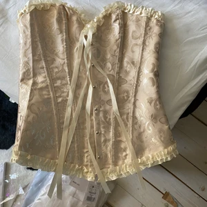 Korsett - Kräm färgad vacker korsett älskar denna men fick dubbla så säljer denna som e helt oanvänd