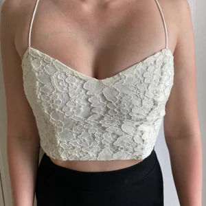 Topp - Vitt topp från Topshop. Passar storleken till S och Xs.