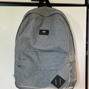 Vans ryggsäck - En snygg vans (old skool III) ryggsäck som inte används längre tyvärr. I  gott skick, mycket bekväm :) nypris 400kr. Pris 120kr + 66kr frakt.