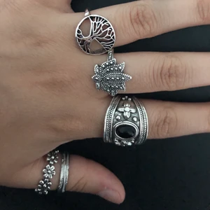Silver ringar - Skit coola ringar, kom tyvärr lite för stora för mig, ringarna är i sterling (färgar inte av sig) alla är i size 8, och det är 50kr styck☺️❤️