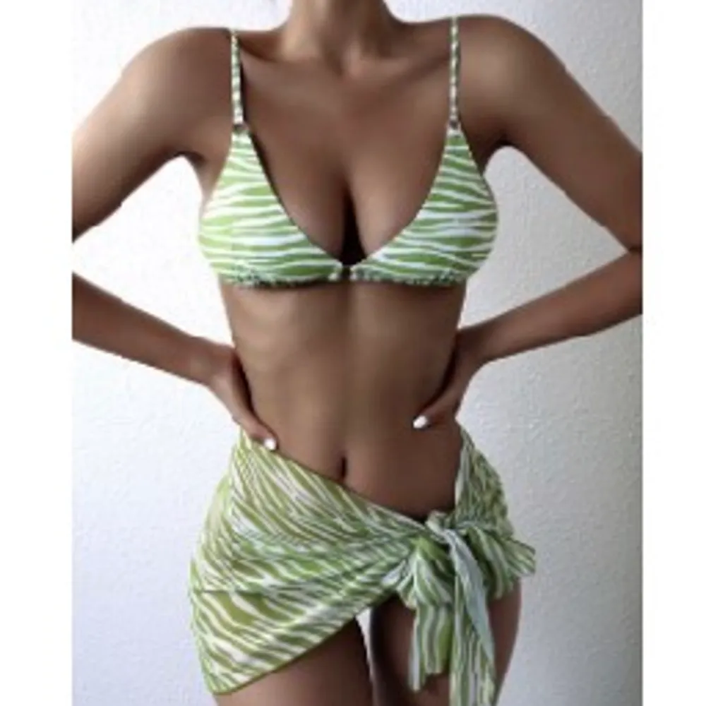 Säljer denna gröna bikini med en grön strandkjol till från shein, säljer denna pga av att den ej passa, aldrig använd, nypris 120kr💚 den är liten i storleken, lånad bild. Övrigt.